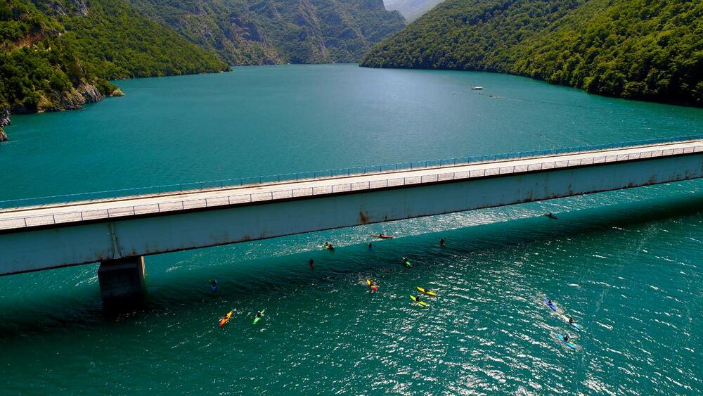 <p>"Konačno nas je poslužilo sunčano i toplo vrijeme, pa je i odziv bio odličan. Prelijepo je na jezeru bilo vidjeti toliki broj i šarenilo boja kajaka jednosjeda i dvosjeda."</p>