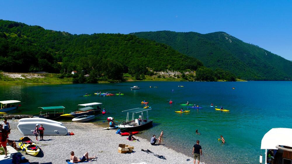 <p>"Konačno nas je poslužilo sunčano i toplo vrijeme, pa je i odziv bio odličan. Prelijepo je na jezeru bilo vidjeti toliki broj i šarenilo boja kajaka jednosjeda i dvosjeda."</p>