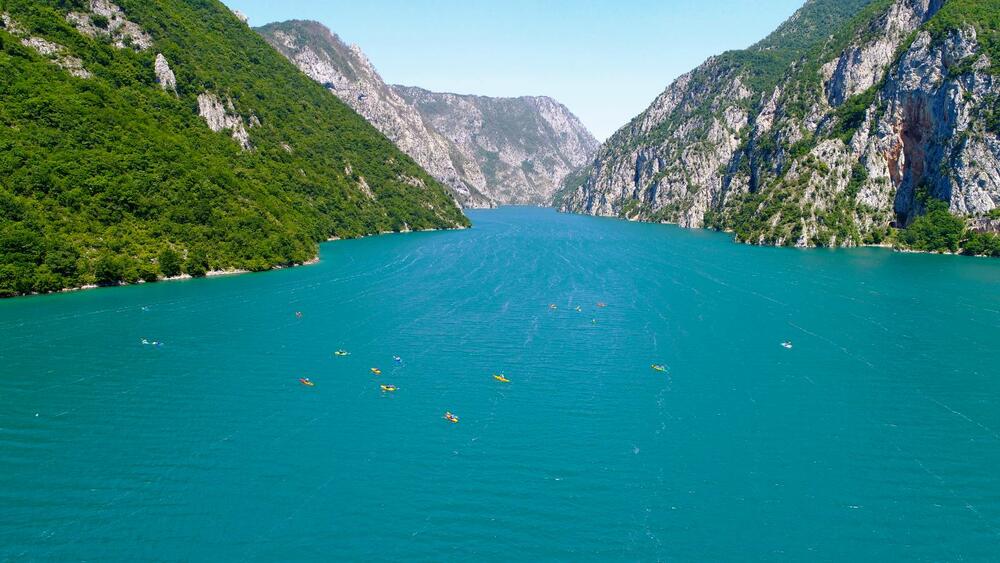 <p>"Konačno nas je poslužilo sunčano i toplo vrijeme, pa je i odziv bio odličan. Prelijepo je na jezeru bilo vidjeti toliki broj i šarenilo boja kajaka jednosjeda i dvosjeda."</p>