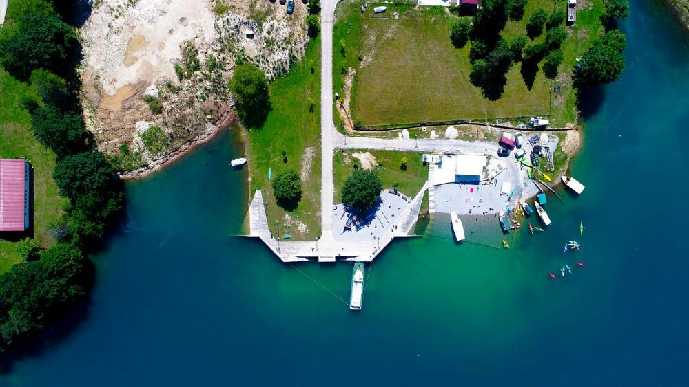 <p>"Konačno nas je poslužilo sunčano i toplo vrijeme, pa je i odziv bio odličan. Prelijepo je na jezeru bilo vidjeti toliki broj i šarenilo boja kajaka jednosjeda i dvosjeda."</p>