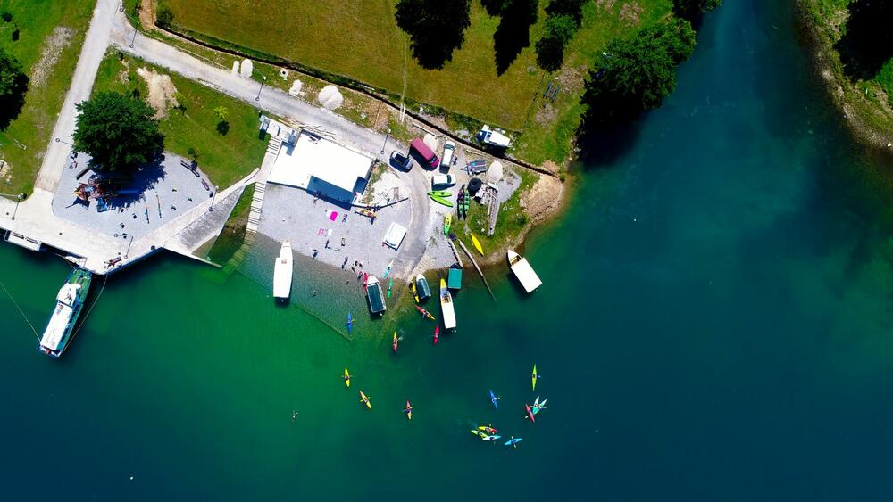 <p>"Konačno nas je poslužilo sunčano i toplo vrijeme, pa je i odziv bio odličan. Prelijepo je na jezeru bilo vidjeti toliki broj i šarenilo boja kajaka jednosjeda i dvosjeda."</p>