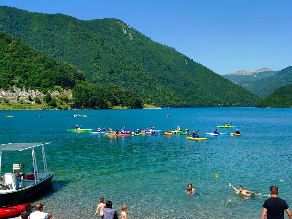 <p>"Konačno nas je poslužilo sunčano i toplo vrijeme, pa je i odziv bio odličan. Prelijepo je na jezeru bilo vidjeti toliki broj i šarenilo boja kajaka jednosjeda i dvosjeda."</p>