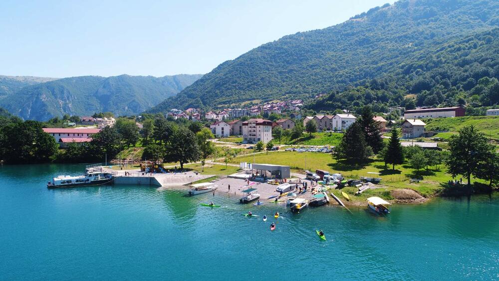 <p>"Konačno nas je poslužilo sunčano i toplo vrijeme, pa je i odziv bio odličan. Prelijepo je na jezeru bilo vidjeti toliki broj i šarenilo boja kajaka jednosjeda i dvosjeda."</p>