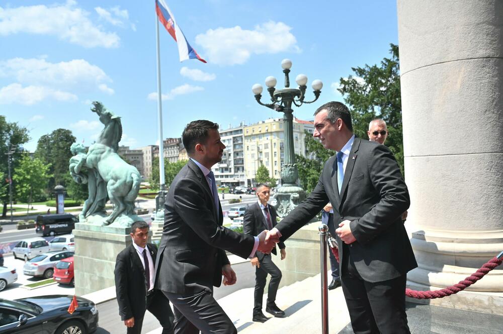 <p>Milatović obišao je i zdanje Narodne skupštine Republike Srbije</p>