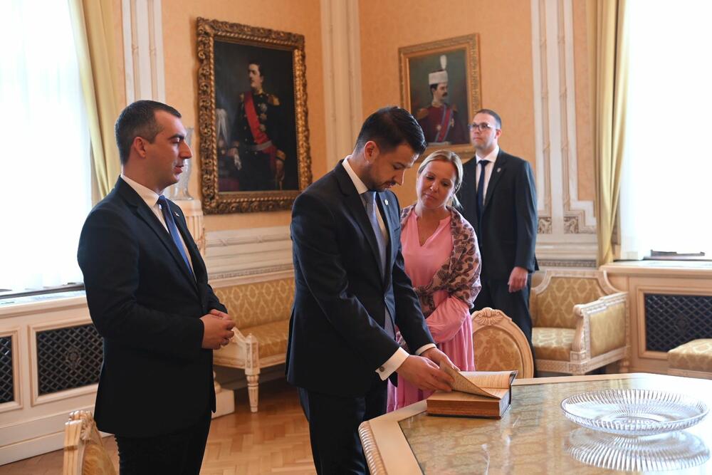 <p>Milatović obišao je i zdanje Narodne skupštine Republike Srbije</p>