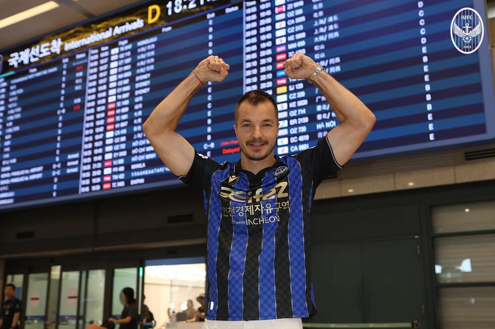 Mugoša po dolasku na aerdrom u Inčonu, Foto: Incheon United FC (Facebook)