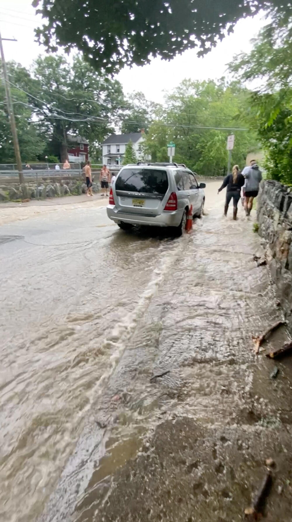 <p>Guvernerka Njujorka Keti Hočul kazala je da je nekoliko ljudi nestalo i da su poplave odnijele jednu kuću.<br /> </p>