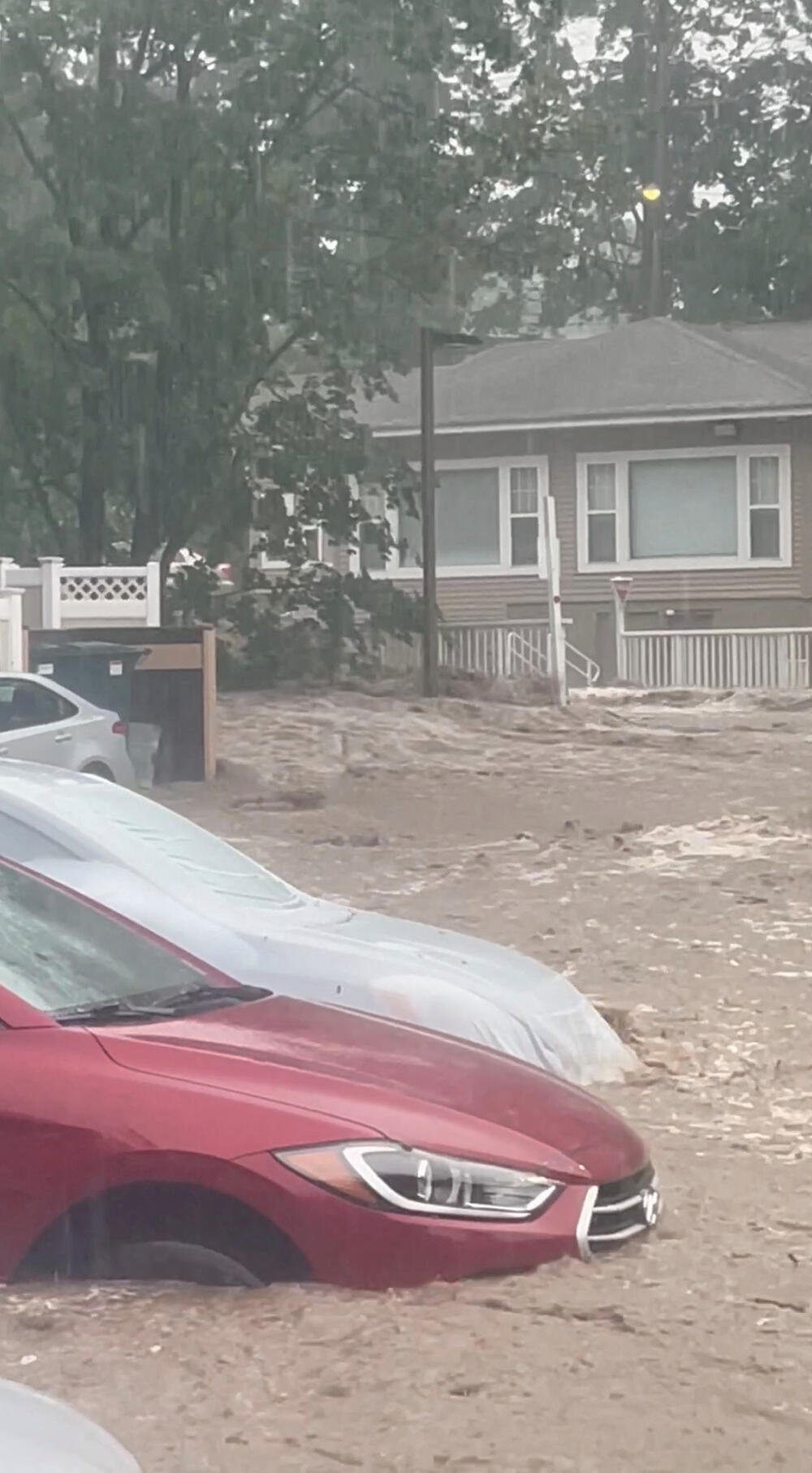 <p>Guvernerka Njujorka Keti Hočul kazala je da je nekoliko ljudi nestalo i da su poplave odnijele jednu kuću.<br /> </p>
