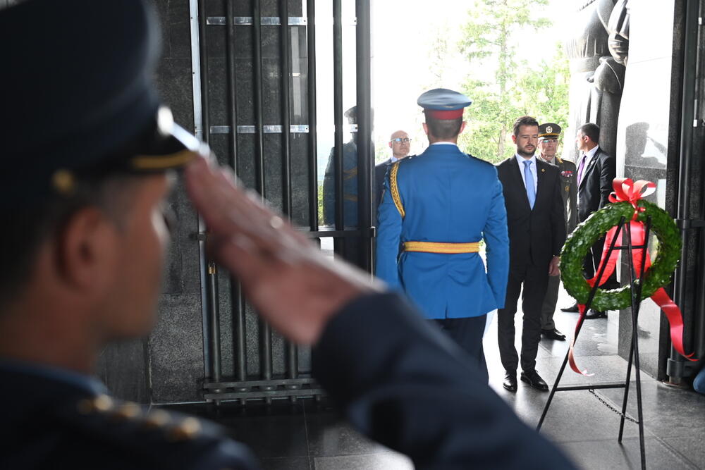 <p>Predsjednik Crne Gore posjetio je Spomenik neznanom junaku na Avali</p>