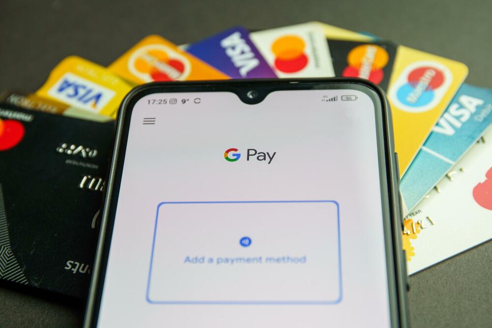 Aplikacije se instaliraju na mobilni telefon (Google Pay, ilustracija), Foto: Shutterstock