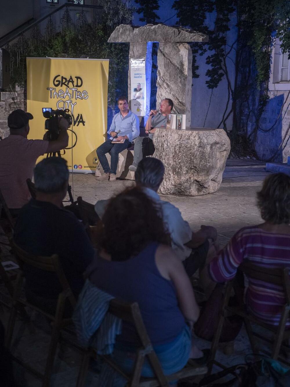 <p>Pavičić je predstavio svoju zbirku eseja i kolumni pod nazivom “Knjiga o jugu”, a moderator večeri je bio književnik i novinar Mića c. <br /> </p>