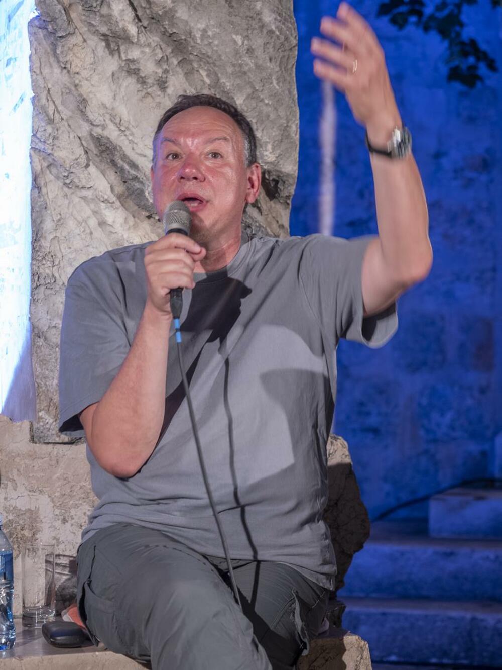 <p>Pavičić je predstavio svoju zbirku eseja i kolumni pod nazivom “Knjiga o jugu”, a moderator večeri je bio književnik i novinar Mića c. <br /> </p>