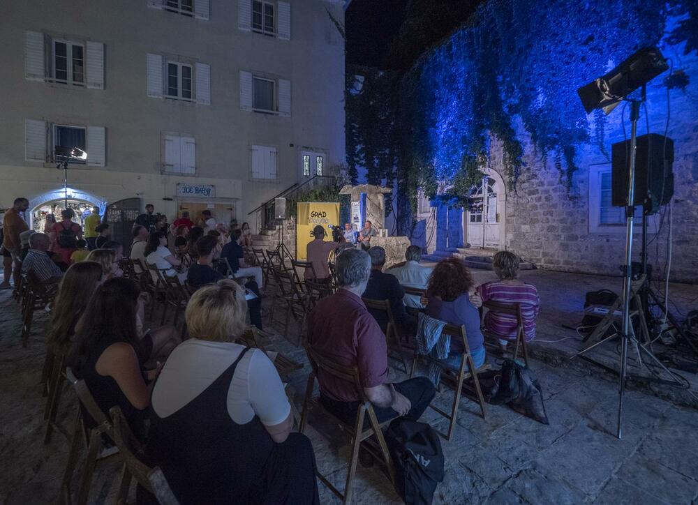 <p>Pavičić je predstavio svoju zbirku eseja i kolumni pod nazivom “Knjiga o jugu”, a moderator večeri je bio književnik i novinar Mića c. <br /> </p>