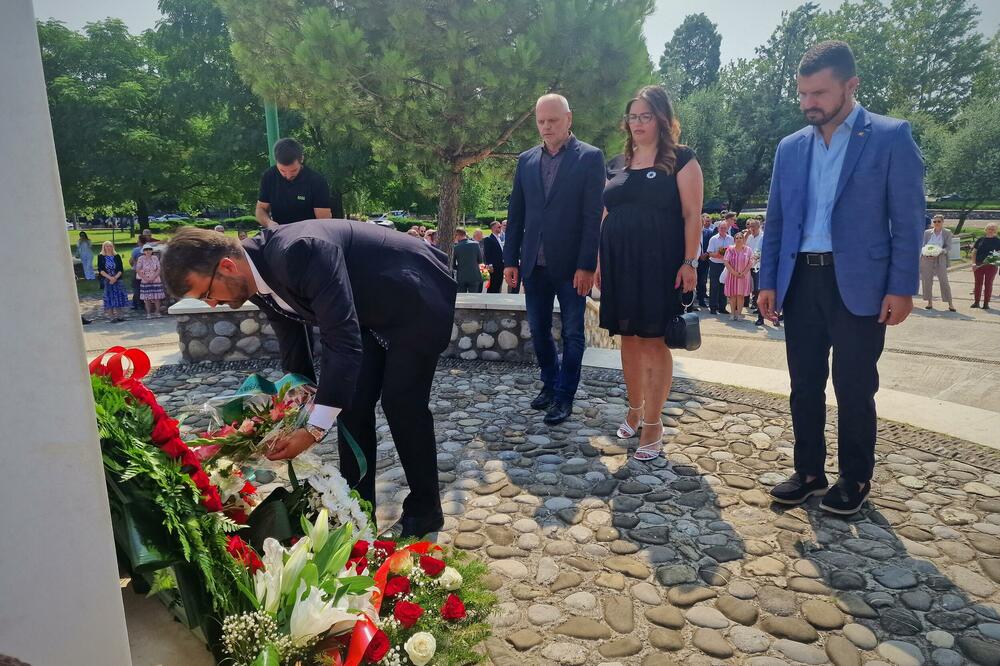 Funkcioneri LP polaže cvijeće na spomen-obilježju na Pobrežju, Foto: Liberalna partija Crne Gore