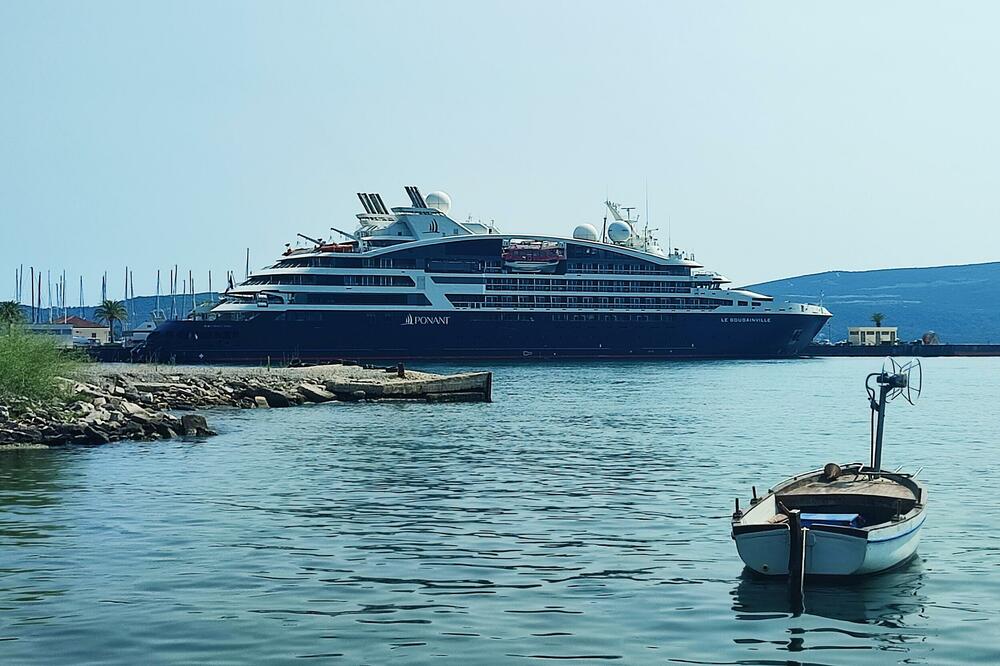 "Le Bougainville“ pristaje u Tivat, Foto: Siniša Luković
