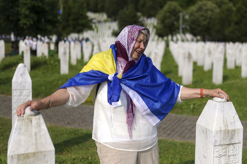 Bosanka pored grobova svoje djece i supruga juče u Potočarima, Foto: Beta/AP