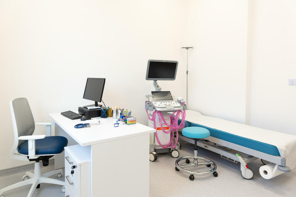 <p>Najsavremenija poliklinika otvorila je vrata za svoje pacijente i u Ulcinju u ulici Đerane br 1, (iza pošte).</p>