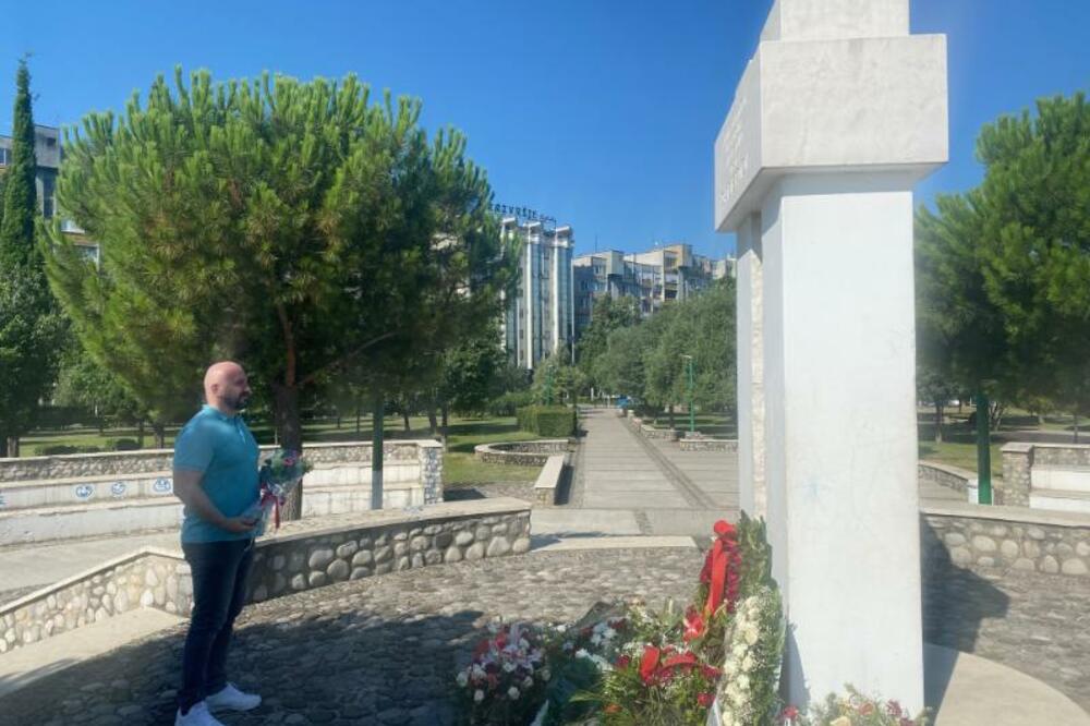 Zeković položio cvijeće na spomenik u Spomen parku civilnim žrtvama ratova 1991-2001., Foto: Aleksandar Saša Zeković