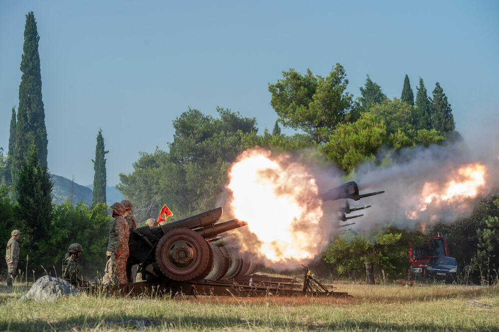 <p>Vojska izvršila počasnu paljbu po naredbi predsjednika</p>