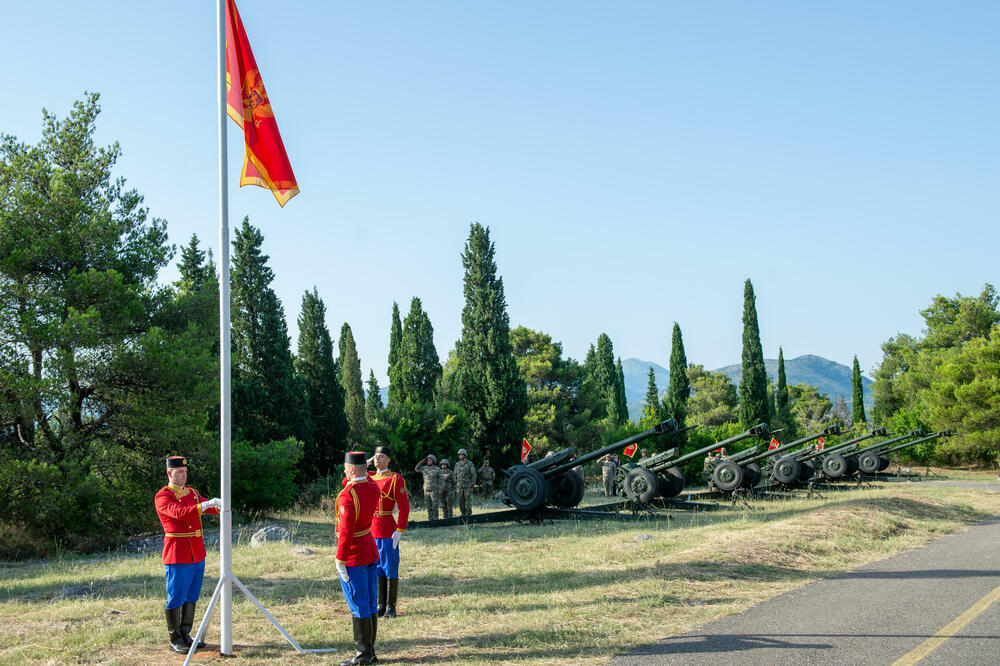 <p>Vojska izvršila počasnu paljbu po naredbi predsjednika</p>