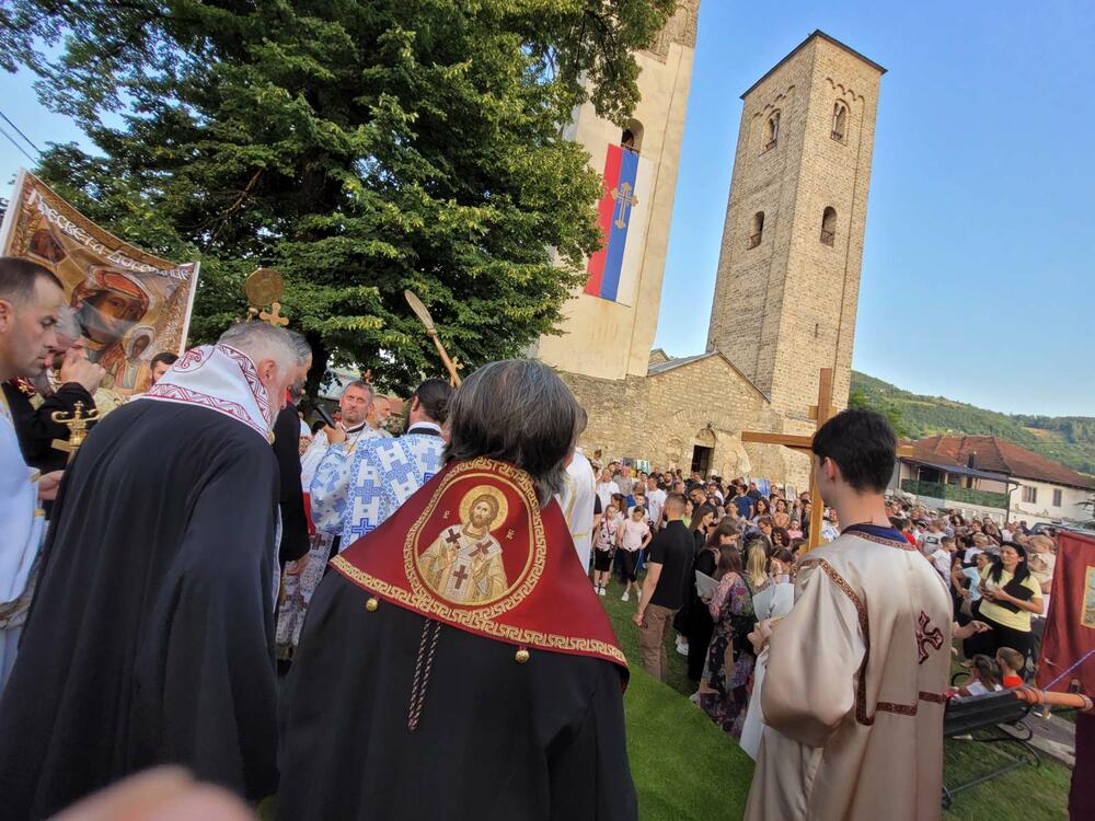 Ispred crkve Svetih apostola Petra i Pavla