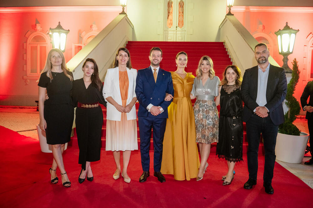 <p>Predsjednik Crne Gore Jakov Milatović povodom Dana državnosti organizvao je sinoć prijem na Cetinju.</p>  <p>Prijemu su prisustvovale brojne zvanice iz političkog, naučnog, kulturnog, privrednog i sportskog života, građanski aktivisti, raniji najviši državni funkcioneri, kao i predstavnici diplomatskog kora i visoki zvaničnici međunarodnih organizacija i institucija.</p>