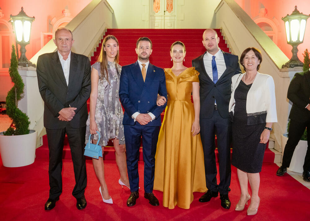 <p>Predsjednik Crne Gore Jakov Milatović povodom Dana državnosti organizvao je sinoć prijem na Cetinju.</p>  <p>Prijemu su prisustvovale brojne zvanice iz političkog, naučnog, kulturnog, privrednog i sportskog života, građanski aktivisti, raniji najviši državni funkcioneri, kao i predstavnici diplomatskog kora i visoki zvaničnici međunarodnih organizacija i institucija.</p>