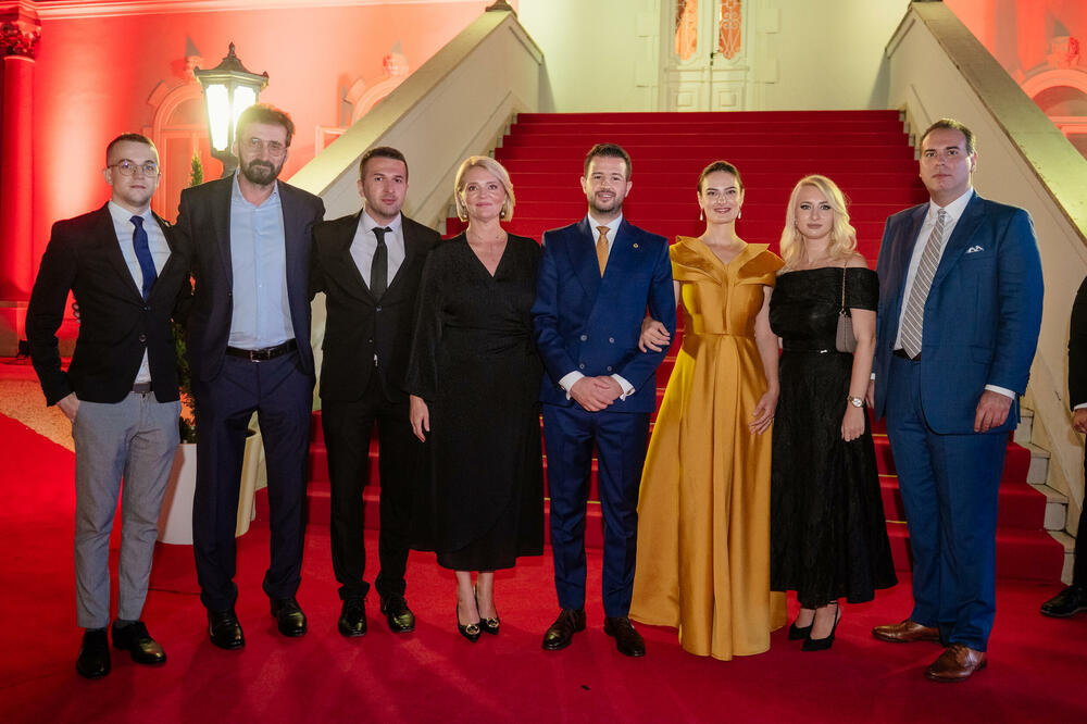 <p>Predsjednik Crne Gore Jakov Milatović povodom Dana državnosti organizvao je sinoć prijem na Cetinju.</p>  <p>Prijemu su prisustvovale brojne zvanice iz političkog, naučnog, kulturnog, privrednog i sportskog života, građanski aktivisti, raniji najviši državni funkcioneri, kao i predstavnici diplomatskog kora i visoki zvaničnici međunarodnih organizacija i institucija.</p>