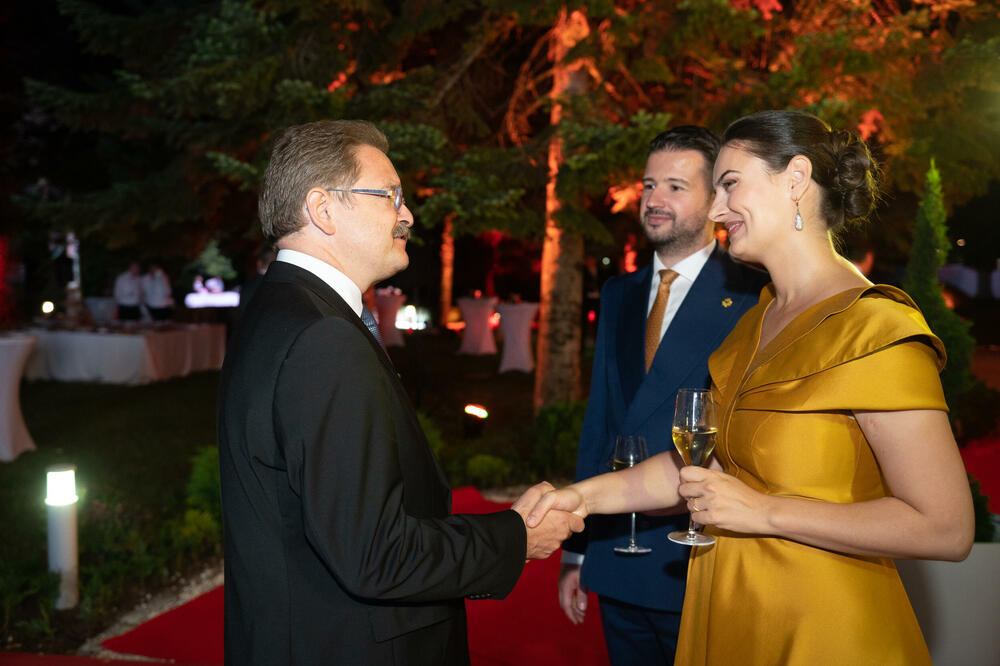 <p>Predsjednik Crne Gore Jakov Milatović povodom Dana državnosti organizvao je sinoć prijem na Cetinju.</p>  <p>Prijemu su prisustvovale brojne zvanice iz političkog, naučnog, kulturnog, privrednog i sportskog života, građanski aktivisti, raniji najviši državni funkcioneri, kao i predstavnici diplomatskog kora i visoki zvaničnici međunarodnih organizacija i institucija.</p>