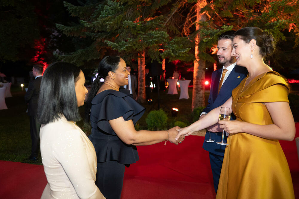 <p>Predsjednik Crne Gore Jakov Milatović povodom Dana državnosti organizvao je sinoć prijem na Cetinju.</p>  <p>Prijemu su prisustvovale brojne zvanice iz političkog, naučnog, kulturnog, privrednog i sportskog života, građanski aktivisti, raniji najviši državni funkcioneri, kao i predstavnici diplomatskog kora i visoki zvaničnici međunarodnih organizacija i institucija.</p>