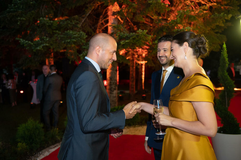 <p>Predsjednik Crne Gore Jakov Milatović povodom Dana državnosti organizvao je sinoć prijem na Cetinju.</p>  <p>Prijemu su prisustvovale brojne zvanice iz političkog, naučnog, kulturnog, privrednog i sportskog života, građanski aktivisti, raniji najviši državni funkcioneri, kao i predstavnici diplomatskog kora i visoki zvaničnici međunarodnih organizacija i institucija.</p>