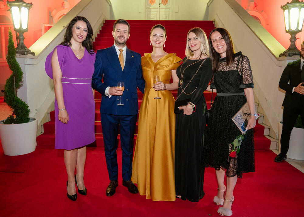 <p>Predsjednik Crne Gore Jakov Milatović povodom Dana državnosti organizvao je sinoć prijem na Cetinju.</p>  <p>Prijemu su prisustvovale brojne zvanice iz političkog, naučnog, kulturnog, privrednog i sportskog života, građanski aktivisti, raniji najviši državni funkcioneri, kao i predstavnici diplomatskog kora i visoki zvaničnici međunarodnih organizacija i institucija.</p>