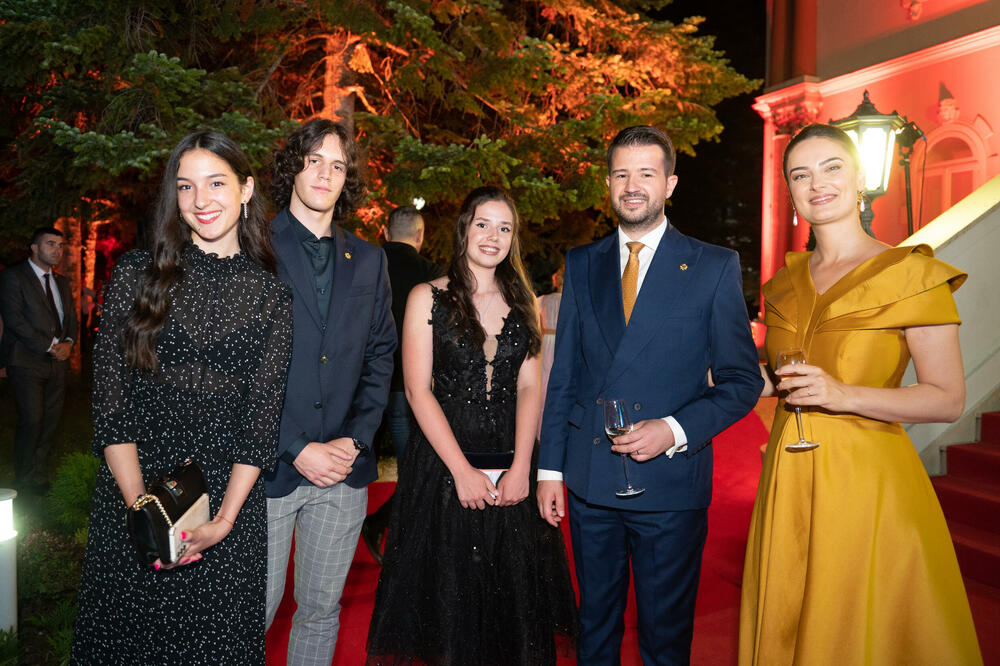 <p>Predsjednik Crne Gore Jakov Milatović povodom Dana državnosti organizvao je sinoć prijem na Cetinju.</p>  <p>Prijemu su prisustvovale brojne zvanice iz političkog, naučnog, kulturnog, privrednog i sportskog života, građanski aktivisti, raniji najviši državni funkcioneri, kao i predstavnici diplomatskog kora i visoki zvaničnici međunarodnih organizacija i institucija.</p>