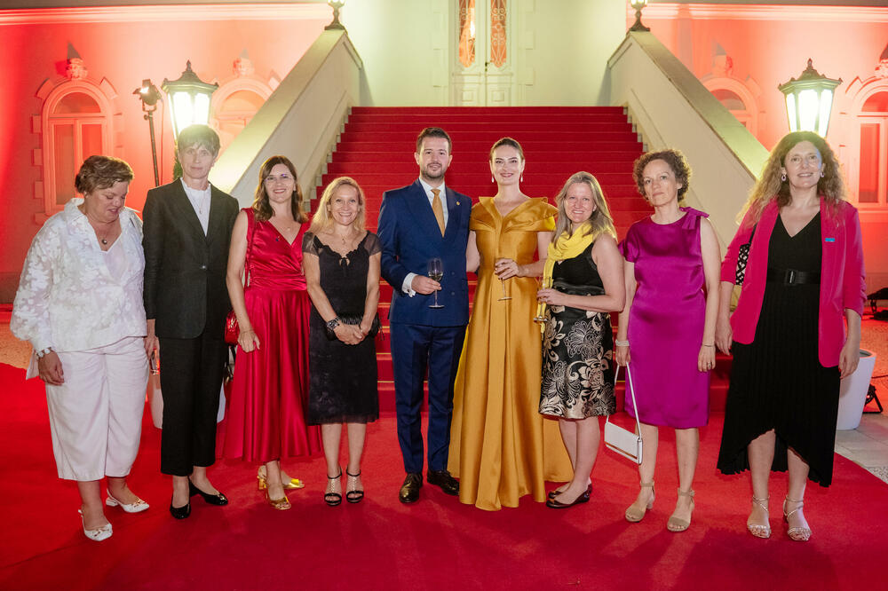 <p>Predsjednik Crne Gore Jakov Milatović povodom Dana državnosti organizvao je sinoć prijem na Cetinju.</p>  <p>Prijemu su prisustvovale brojne zvanice iz političkog, naučnog, kulturnog, privrednog i sportskog života, građanski aktivisti, raniji najviši državni funkcioneri, kao i predstavnici diplomatskog kora i visoki zvaničnici međunarodnih organizacija i institucija.</p>