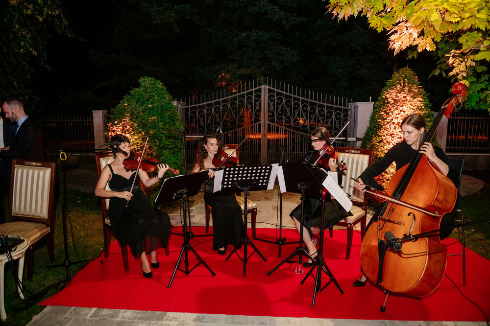 <p>Predsjednik Crne Gore Jakov Milatović povodom Dana državnosti organizvao je sinoć prijem na Cetinju.</p>  <p>Prijemu su prisustvovale brojne zvanice iz političkog, naučnog, kulturnog, privrednog i sportskog života, građanski aktivisti, raniji najviši državni funkcioneri, kao i predstavnici diplomatskog kora i visoki zvaničnici međunarodnih organizacija i institucija.</p>