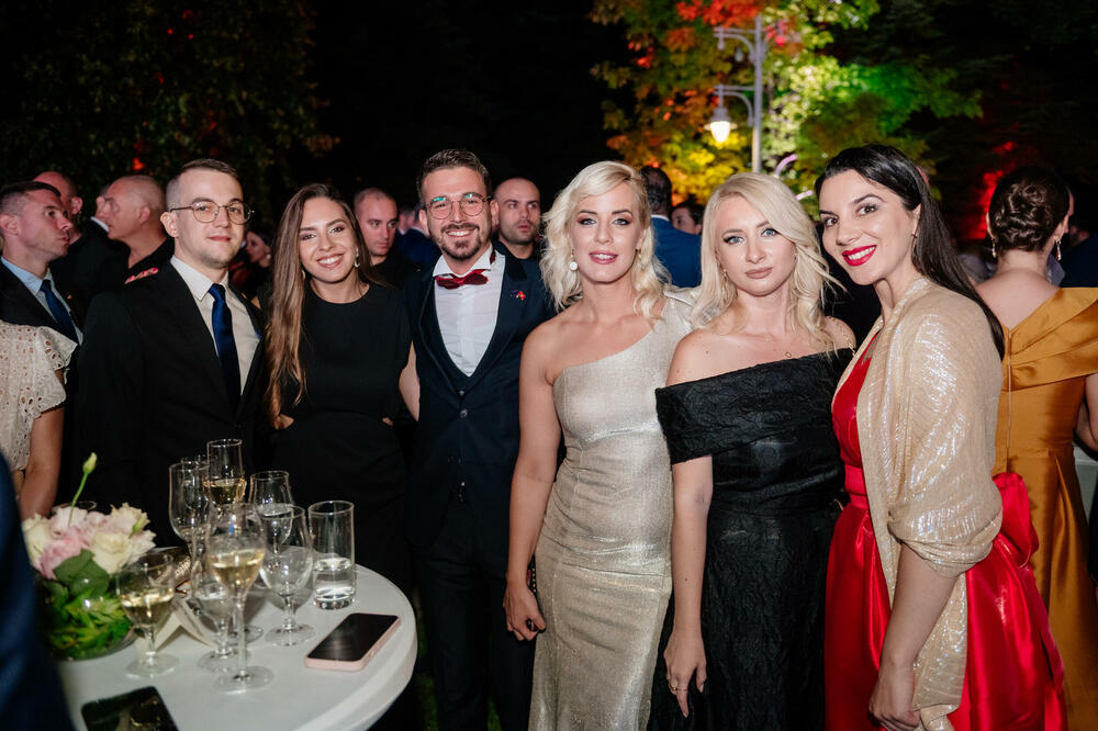 <p>Predsjednik Crne Gore Jakov Milatović povodom Dana državnosti organizvao je sinoć prijem na Cetinju.</p>  <p>Prijemu su prisustvovale brojne zvanice iz političkog, naučnog, kulturnog, privrednog i sportskog života, građanski aktivisti, raniji najviši državni funkcioneri, kao i predstavnici diplomatskog kora i visoki zvaničnici međunarodnih organizacija i institucija.</p>