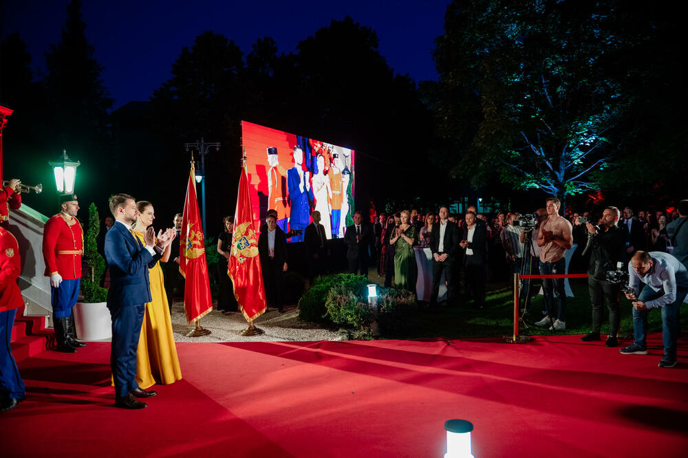 <p>Predsjednik Crne Gore Jakov Milatović povodom Dana državnosti organizvao je sinoć prijem na Cetinju.</p>  <p>Prijemu su prisustvovale brojne zvanice iz političkog, naučnog, kulturnog, privrednog i sportskog života, građanski aktivisti, raniji najviši državni funkcioneri, kao i predstavnici diplomatskog kora i visoki zvaničnici međunarodnih organizacija i institucija.</p>