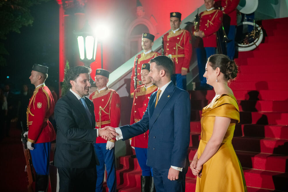 <p>Predsjednik Crne Gore Jakov Milatović povodom Dana državnosti organizvao je sinoć prijem na Cetinju.</p>  <p>Prijemu su prisustvovale brojne zvanice iz političkog, naučnog, kulturnog, privrednog i sportskog života, građanski aktivisti, raniji najviši državni funkcioneri, kao i predstavnici diplomatskog kora i visoki zvaničnici međunarodnih organizacija i institucija.</p>
