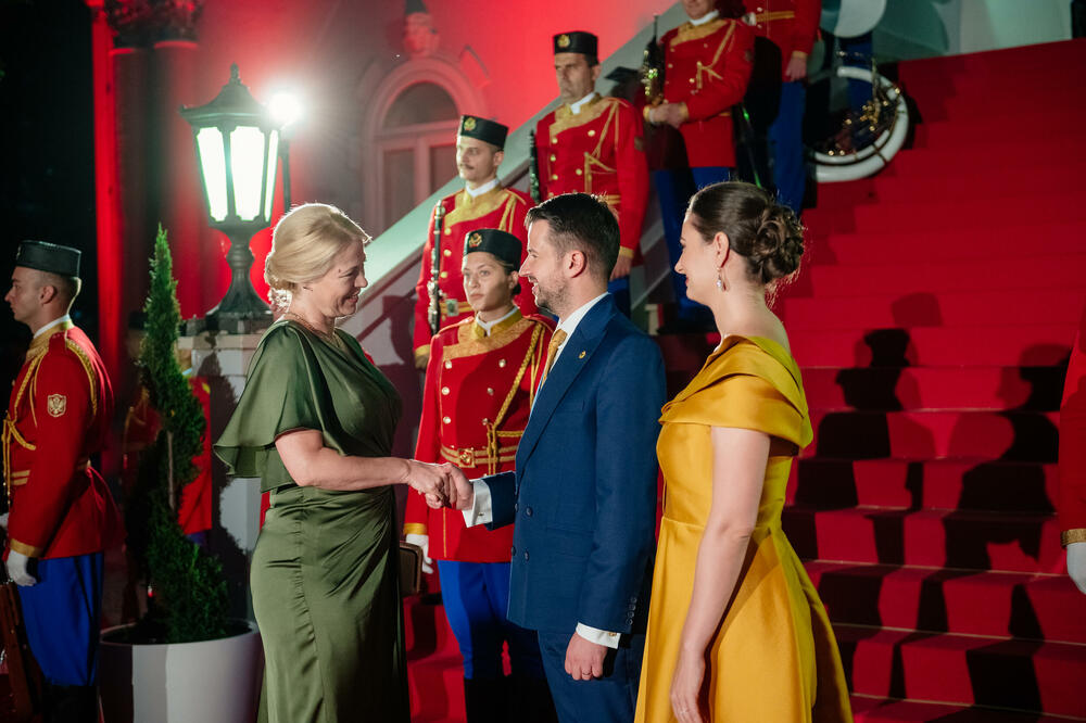 <p>Predsjednik Crne Gore Jakov Milatović povodom Dana državnosti organizvao je sinoć prijem na Cetinju.</p>  <p>Prijemu su prisustvovale brojne zvanice iz političkog, naučnog, kulturnog, privrednog i sportskog života, građanski aktivisti, raniji najviši državni funkcioneri, kao i predstavnici diplomatskog kora i visoki zvaničnici međunarodnih organizacija i institucija.</p>