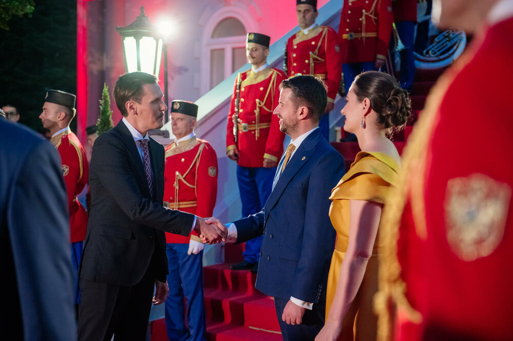 <p>Predsjednik Crne Gore Jakov Milatović povodom Dana državnosti organizvao je sinoć prijem na Cetinju.</p>  <p>Prijemu su prisustvovale brojne zvanice iz političkog, naučnog, kulturnog, privrednog i sportskog života, građanski aktivisti, raniji najviši državni funkcioneri, kao i predstavnici diplomatskog kora i visoki zvaničnici međunarodnih organizacija i institucija.</p>