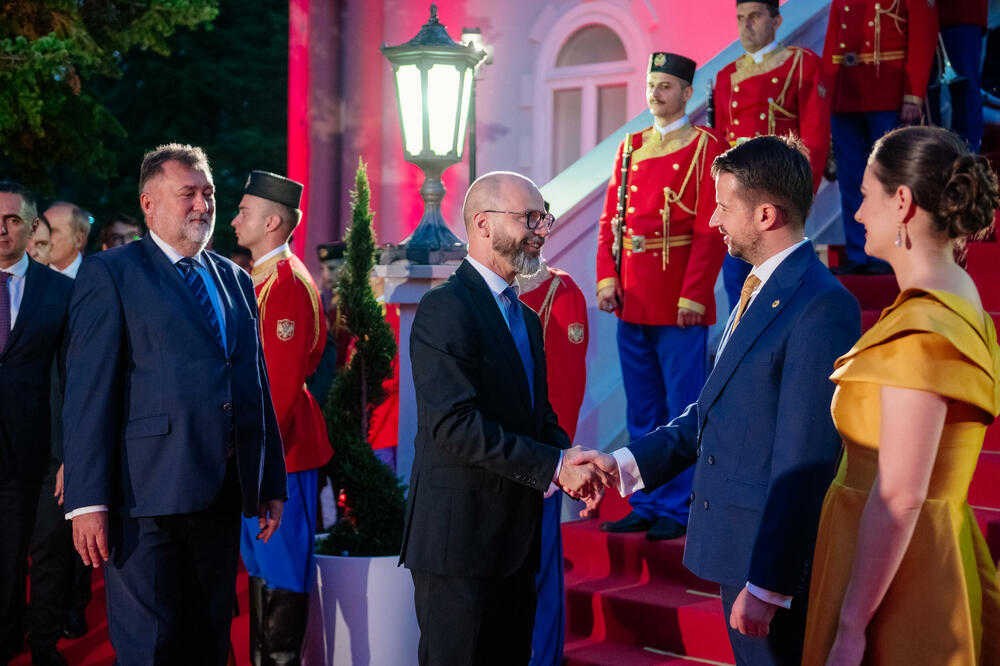 <p>Predsjednik Crne Gore Jakov Milatović povodom Dana državnosti organizvao je sinoć prijem na Cetinju.</p>  <p>Prijemu su prisustvovale brojne zvanice iz političkog, naučnog, kulturnog, privrednog i sportskog života, građanski aktivisti, raniji najviši državni funkcioneri, kao i predstavnici diplomatskog kora i visoki zvaničnici međunarodnih organizacija i institucija.</p>