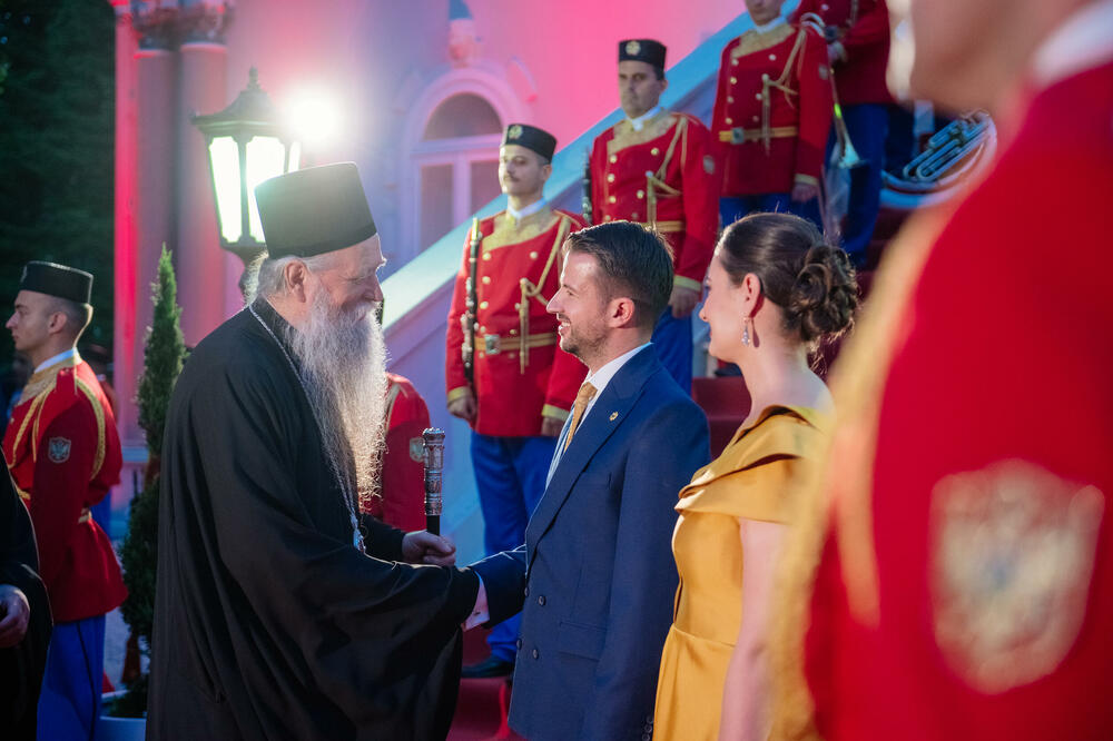 <p>Predsjednik Crne Gore Jakov Milatović povodom Dana državnosti organizvao je sinoć prijem na Cetinju.</p>  <p>Prijemu su prisustvovale brojne zvanice iz političkog, naučnog, kulturnog, privrednog i sportskog života, građanski aktivisti, raniji najviši državni funkcioneri, kao i predstavnici diplomatskog kora i visoki zvaničnici međunarodnih organizacija i institucija.</p>