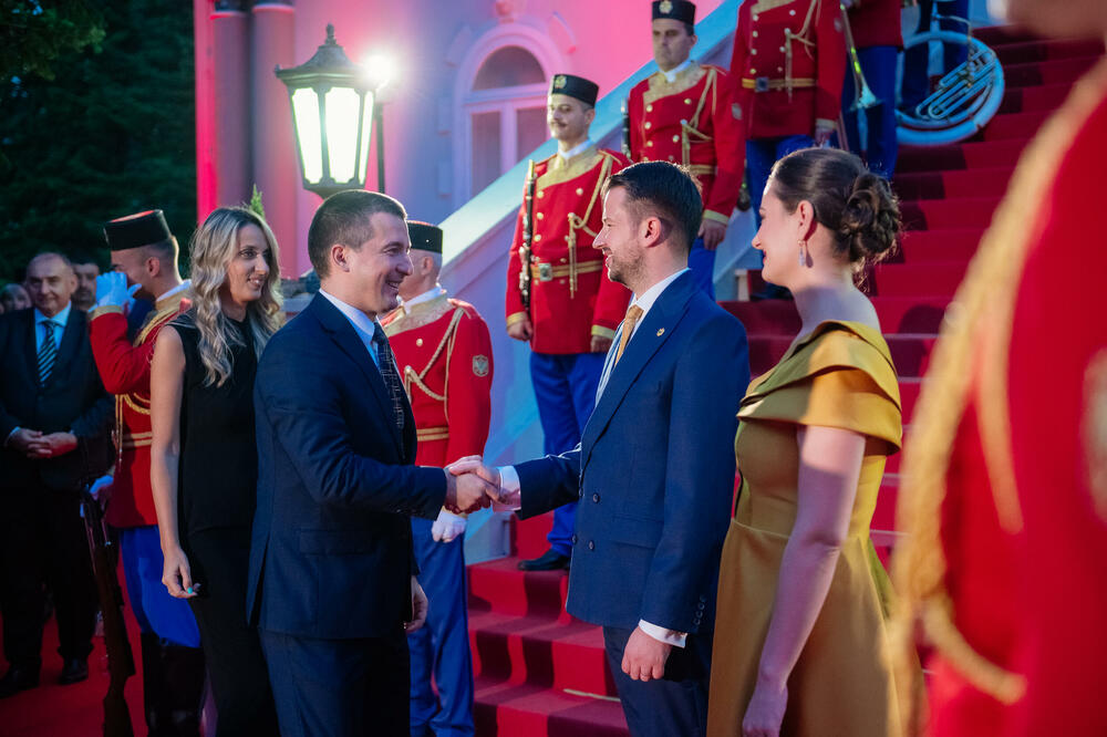 <p>Predsjednik Crne Gore Jakov Milatović povodom Dana državnosti organizvao je sinoć prijem na Cetinju.</p>  <p>Prijemu su prisustvovale brojne zvanice iz političkog, naučnog, kulturnog, privrednog i sportskog života, građanski aktivisti, raniji najviši državni funkcioneri, kao i predstavnici diplomatskog kora i visoki zvaničnici međunarodnih organizacija i institucija.</p>