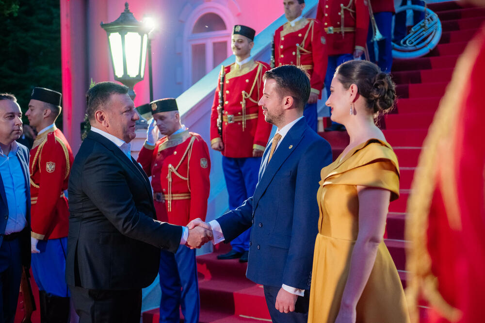 <p>Predsjednik Crne Gore Jakov Milatović povodom Dana državnosti organizvao je sinoć prijem na Cetinju.</p>  <p>Prijemu su prisustvovale brojne zvanice iz političkog, naučnog, kulturnog, privrednog i sportskog života, građanski aktivisti, raniji najviši državni funkcioneri, kao i predstavnici diplomatskog kora i visoki zvaničnici međunarodnih organizacija i institucija.</p>