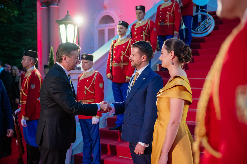 <p>Predsjednik Crne Gore Jakov Milatović povodom Dana državnosti organizvao je sinoć prijem na Cetinju.</p>  <p>Prijemu su prisustvovale brojne zvanice iz političkog, naučnog, kulturnog, privrednog i sportskog života, građanski aktivisti, raniji najviši državni funkcioneri, kao i predstavnici diplomatskog kora i visoki zvaničnici međunarodnih organizacija i institucija.</p>