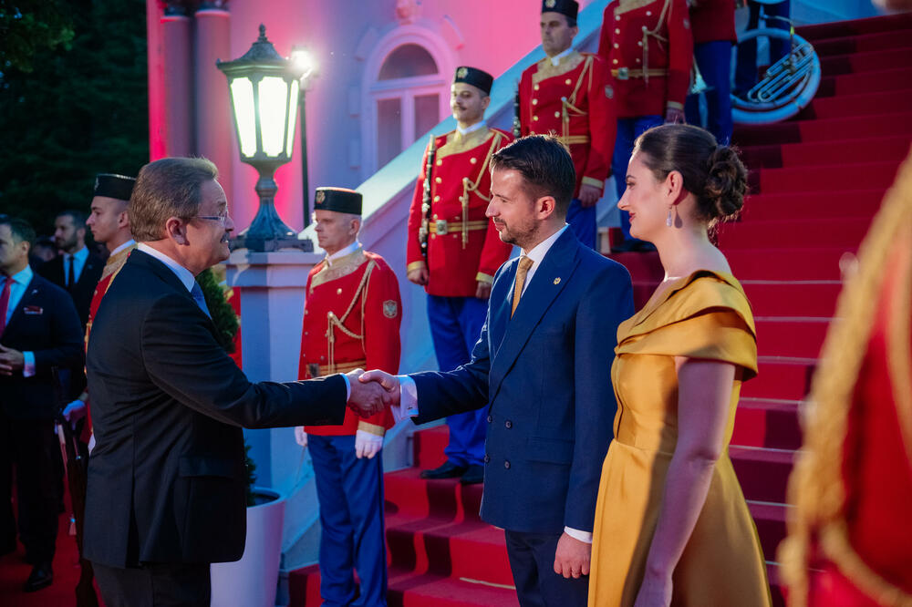 <p>Predsjednik Crne Gore Jakov Milatović povodom Dana državnosti organizvao je sinoć prijem na Cetinju.</p>  <p>Prijemu su prisustvovale brojne zvanice iz političkog, naučnog, kulturnog, privrednog i sportskog života, građanski aktivisti, raniji najviši državni funkcioneri, kao i predstavnici diplomatskog kora i visoki zvaničnici međunarodnih organizacija i institucija.</p>