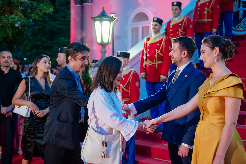 <p>Predsjednik Crne Gore Jakov Milatović povodom Dana državnosti organizvao je sinoć prijem na Cetinju.</p>  <p>Prijemu su prisustvovale brojne zvanice iz političkog, naučnog, kulturnog, privrednog i sportskog života, građanski aktivisti, raniji najviši državni funkcioneri, kao i predstavnici diplomatskog kora i visoki zvaničnici međunarodnih organizacija i institucija.</p>