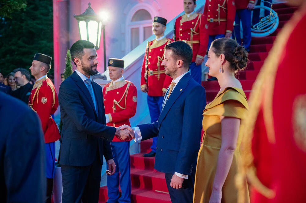 <p>Predsjednik Crne Gore Jakov Milatović povodom Dana državnosti organizvao je sinoć prijem na Cetinju.</p>  <p>Prijemu su prisustvovale brojne zvanice iz političkog, naučnog, kulturnog, privrednog i sportskog života, građanski aktivisti, raniji najviši državni funkcioneri, kao i predstavnici diplomatskog kora i visoki zvaničnici međunarodnih organizacija i institucija.</p>