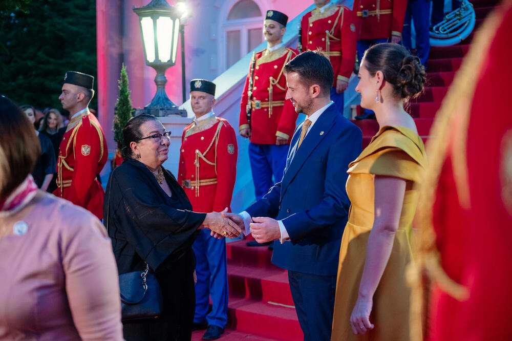 <p>Predsjednik Crne Gore Jakov Milatović povodom Dana državnosti organizvao je sinoć prijem na Cetinju.</p>  <p>Prijemu su prisustvovale brojne zvanice iz političkog, naučnog, kulturnog, privrednog i sportskog života, građanski aktivisti, raniji najviši državni funkcioneri, kao i predstavnici diplomatskog kora i visoki zvaničnici međunarodnih organizacija i institucija.</p>