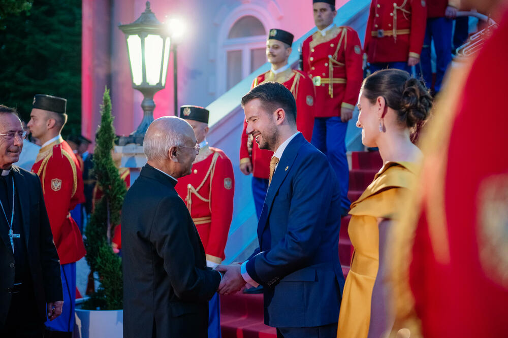 <p>Predsjednik Crne Gore Jakov Milatović povodom Dana državnosti organizvao je sinoć prijem na Cetinju.</p>  <p>Prijemu su prisustvovale brojne zvanice iz političkog, naučnog, kulturnog, privrednog i sportskog života, građanski aktivisti, raniji najviši državni funkcioneri, kao i predstavnici diplomatskog kora i visoki zvaničnici međunarodnih organizacija i institucija.</p>